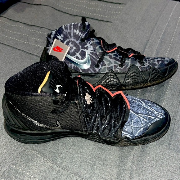 KYRIE 2 “WHAT THE CAMO” Men’s 9 1/2 LIKE NEW ONLY WORE IN DOORS - Picture 3 of 10